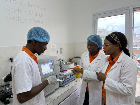 Technicien de laboratoire d'analyses médicales